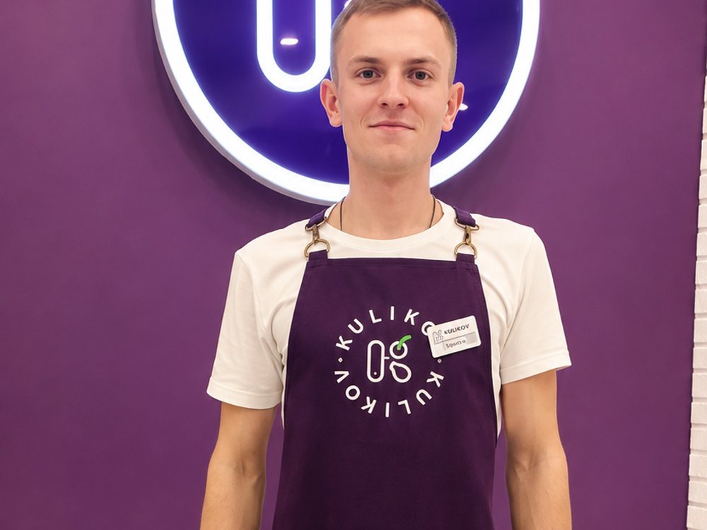 Фирменный фартук KULIKOV на сотруднике